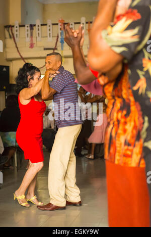 Cuba Cienfuegos sala della chiesa anziani pensionati un pomeriggio di ballo salsa sfera giovane uomo donna giovane ballerino di danza ballerini Foto Stock