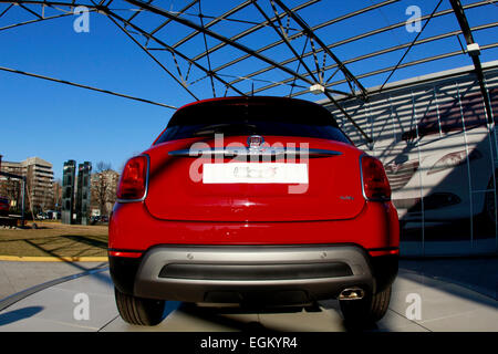 Nuova Fiat 500X al di fuori della Fiat Mirafiori Motorvillage di Torino (Italia). Foto Stock