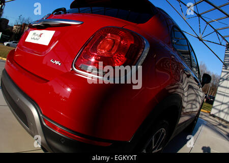 Nuova Fiat 500X al di fuori della Fiat Mirafiori Motorvillage di Torino (Italia). Foto Stock