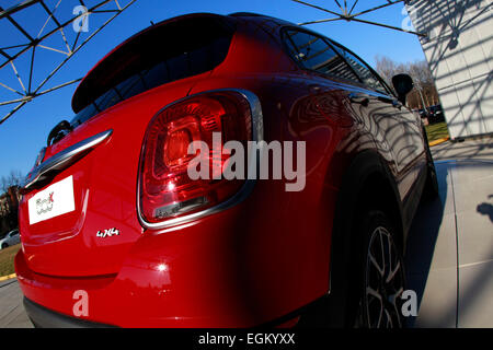 Nuova Fiat 500X al di fuori della Fiat Mirafiori Motorvillage di Torino (Italia). Foto Stock