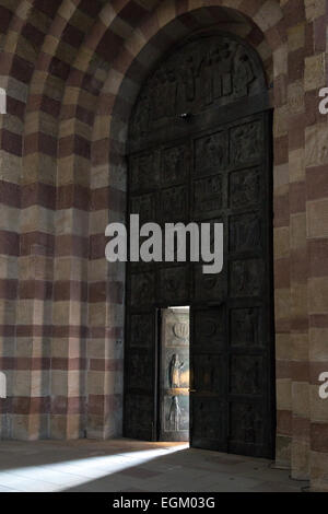 Un fascio di luce filtra attraverso la parzialmente aperte le porte in bronzo presso la Cattedrale di Speyer, Germania. Foto Stock