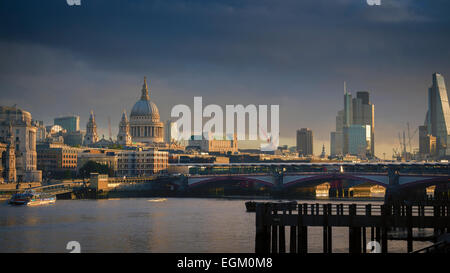 Sunrise su Londra dello skyline della città da sud del fiume Tamigi, Londra, Gran Bretagna Foto Stock