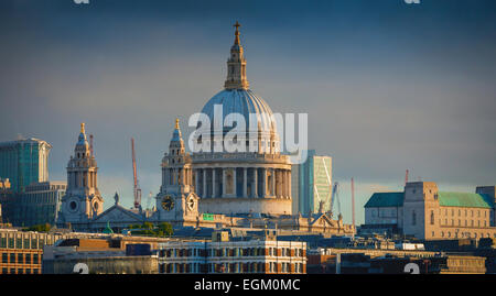 Tramonto su San Paolo Londra dello skyline della città da sud del fiume Tamigi, Londra, Gran Bretagna. Foto Stock