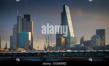 Sunrise su Londra dello skyline della città da sud del fiume Tamigi, Londra, Gran Bretagna Foto Stock