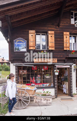 L'onestà store in Gimmelwald, la Svizzera è un paese incustodito, self service, self-pay store. Foto Stock