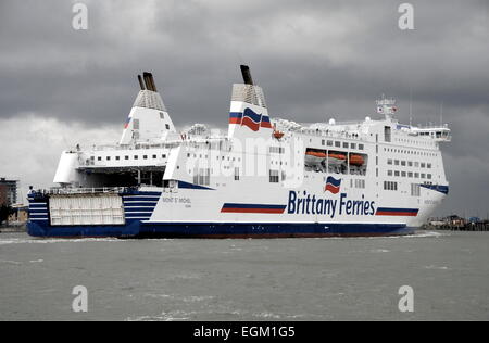 AJAXNETPHOTO. 11maggio, 2013. PORTSMOUTH, Inghilterra. - Traghetto francese arrivo. BRITTANY FERRIES MONT ST. MICHEL entrando in porto. Foto:TONY HOLLAND/AJAX REF:TH131105 3770 Foto Stock