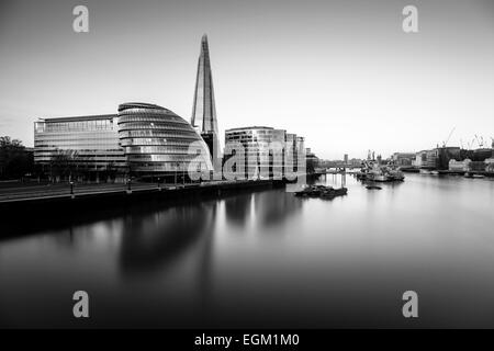 Il Municipio, la Shard e il fiume Tamigi, Londra, Inghilterra Foto Stock