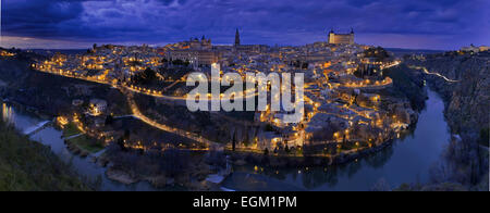 Vista panoramica di Toledo di notte. Fiume Tago e castello Alcazar. Castilla La Mancha, in Spagna. Foto Stock