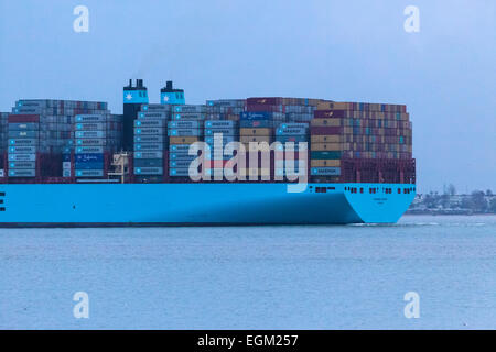 Contenitore nave Maersk Munkebo allontanarsi dal London Gateway Foto Stock