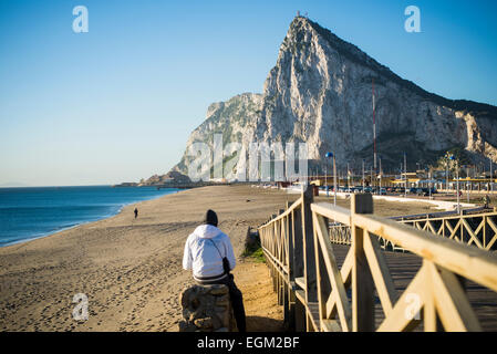 La Linea de la Concepcion, Spagna, 24 febbraio , 2015: Giovani in La Linea si vede la Rocca di Gibilterra. Foto Stock