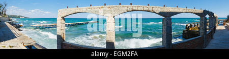 Tempesta di mare e rovinato pier (Mar Nero, Bulgaria, vicino a Varna). Panorama. Foto Stock