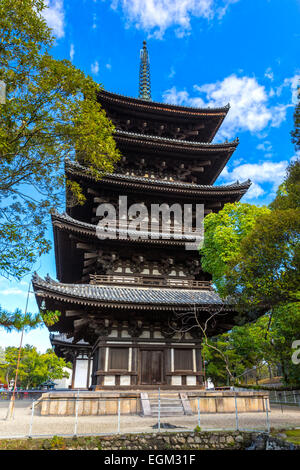 Tempio di Kofuku-ji torre di legno a Nara, Giappone. Uno degli otto siti del patrimonio mondiale dell'Unesco a Nara. Foto Stock