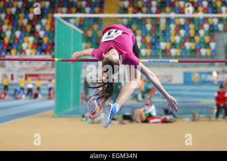 ISTANBUL, Turchia - 21 febbraio 2015: atleta bosniaco Nikolija Stanivukovic salto in alto durante la Balkan di Atletica Leggera Indoor Championship Foto Stock