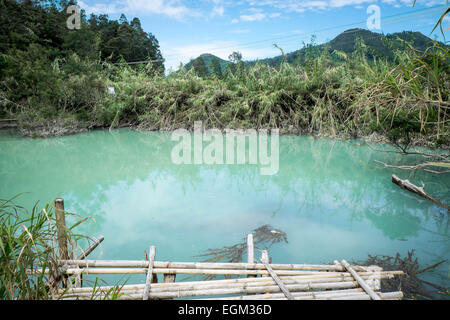 Telaga Warna lago vulcanico sul Dieng plateau, Indonesia Foto Stock