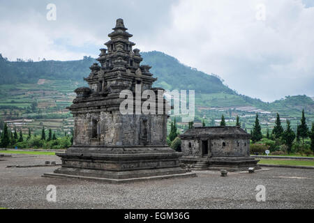 Antico tempio indù, sull'altopiano di Dieng, Indonesia Foto Stock