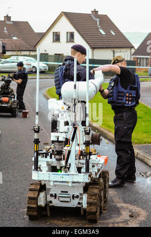 Carrickfergus, Irlanda del Nord. 19 gen 2014 - Esercito ATOs preparare un Northropp Grumman Andros Remotec comandato a distanza robot per effettuare un esplosione controllata su un dispositivo sospetto. Foto Stock