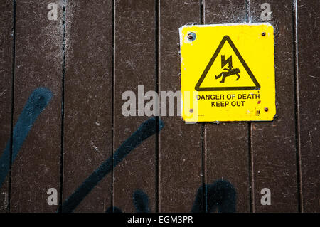 Segno su una cabina elettrica dicendo "pericolo di morte. Tenere fuori' Foto Stock