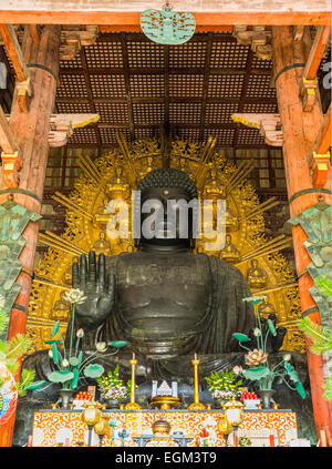 Il Grande Buddha (Daibutsu-Den) al Tempio di Todai-ji di Nara, Giappone. Foto Stock