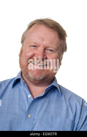 Ritratto di barbuto sovrappeso uomo di mezza età ridere, isolato su bianco Foto Stock