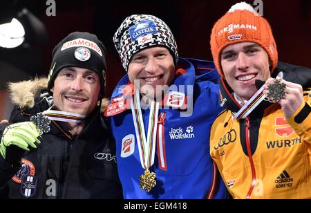 Falun, Svezia. 26 Febbraio, 2015. (L-R) argento medaglia Francois Braud della Francia, medaglia d'oro Bernhard Gruber di Austria e medaglia di bronzo Johannes Rydzek di Germania sorriso durante la premiazione per la combinata nordica singoli grandi Hill/10 km Gundersen concorrenza a sci nordico ai Campionati Mondiali di Falun, Svezia, 26 febbraio 2015. Foto: Hendrik Schmidt/dpa/Alamy Live News Foto Stock