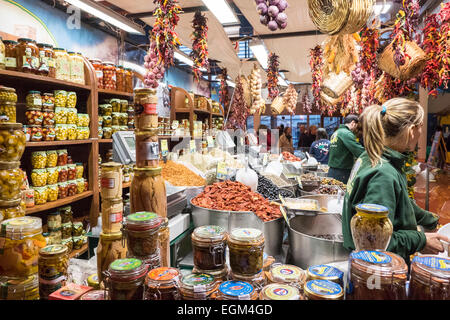 Salumeria italiana a Parigi l'agricoltura mostra nel 2015. Uomo e donna che serve i clienti. Foto Stock