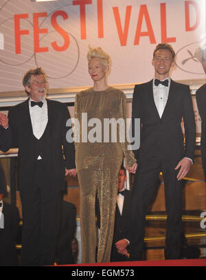 CANNES, Francia - 25 Maggio 2013: John Hurt, Tom Hiddleston & Tilda Swinton al gala premiere al 66° Festival di Cannes per il loro film "Solo gli amanti rimasto vivo". Foto Stock