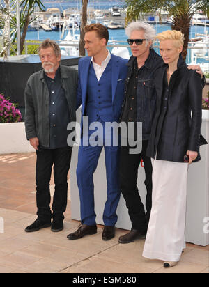 CANNES, Francia - 25 Maggio 2013: John Hurt. Tom Hiddleston, Jim Jarmusch & Tilda Swinton a photocall al 66° Festival di Cannes per il loro film "Solo gli amanti rimasto vivo". Foto Stock