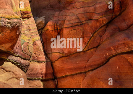 Frammento di pietra arenaria erosa e parete di roccia calcarea, Canyon Colorato, Sinai, Egitto. Foto Stock