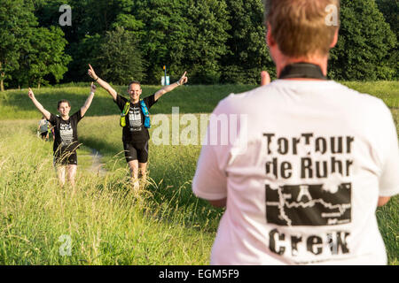 Ultra maratona, 'TorTour de Ruhr', 230 chilometri via dalla sorgente del bacino della Ruhr a Winterberg a Duisburg Foto Stock