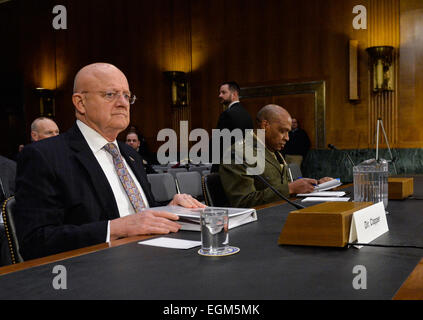 (150226) -- WASHINGTON D.C., Feb 26, 2015 (Xinhua)--- James Clapper(L), Direttore di U.S. National Intelligence si prepara a testimoniare davanti al Senato Comitato delle Forze Armate del mondo su minacce a Capitol Hill a Washington DC, capitale degli Stati Uniti, Feb 26, 2015. (Xinhua/Bao Dandan) Foto Stock