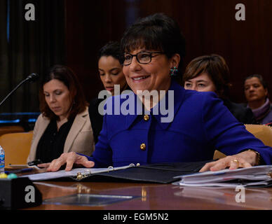 (150226) -- WASHINGTON D.C., Feb 26, 2015 (Xinhua)--- U.S. Il segretario del commercio Penny Pritzker si prepara a testimoniare prima del sottocomitato del senato sul commercio, la giustizia, la scienza e le relative agenzie per l'anno fiscale 2016 richiesta di finanziamento e la giustificazione di bilancio per gli Stati Uniti Dipartimento del commercio, al Campidoglio di Washington, DC, capitale degli Stati Uniti, Feb 26, 2015. (Xinhua/Bao Dandan) Foto Stock