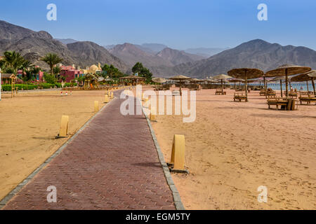 Percorso di trekking lungo la costa di Taba Heights e Golf Resort per vacanze situato sul Mar Rosso in Sinai, Egitto Foto Stock