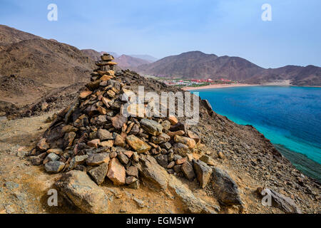 Piramidi di pietra effettuati dai turisti durante le escursioni vicino a Taba Heights e golf resort per vacanze situato sul Mar Rosso in Sinai, Egitto Foto Stock