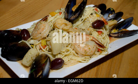 Spaghetti frutti di mare di peperoncino, cinese, sana, italiano, linguine, tagliatelle, pasta, gamberi, quick, spaghetti, tagliatelle bee Foto Stock