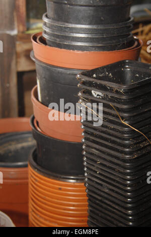 Pile di plastica vasi per piante nella Tettoia da giardino Foto Stock