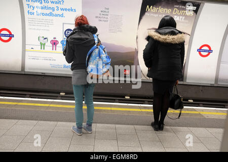 I passeggeri sul tubo di Londra, 25 Febbraio 2015 Foto Stock