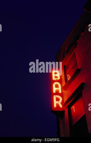 Segno al neon del BAR Foto Stock