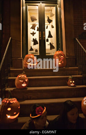 Pumkins su Stoop notte di Halloween Foto Stock