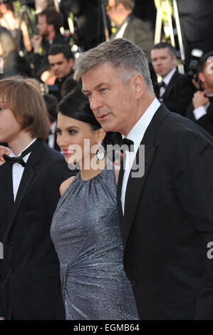 CANNES, Francia - 20 Maggio 2013: Alec Baldwin & moglie Hilaria Thomas al gala premiere per "vincoli di sangue' alla 66ma edizione del Festival de Cannes. Foto Stock