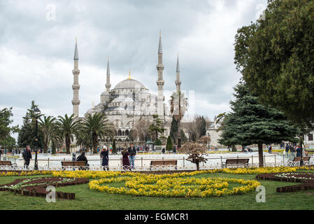 ISTANBUL, Turchia / Türkiye - turisti nella piazza tra la Moschea Blu e Santa Sofia nel quartiere Sultanahmet di Istanbul. Mentre è ampiamente conosciuta come Moschea Blu per le sue piastrelle interne, il nome formale della moschea è Moschea del Sultano Ahmed (o Sultan Ahmet Camii in turco). Fu costruito tra il 1609 e il 1616 durante il regno del sultano Ahmed I. Foto Stock