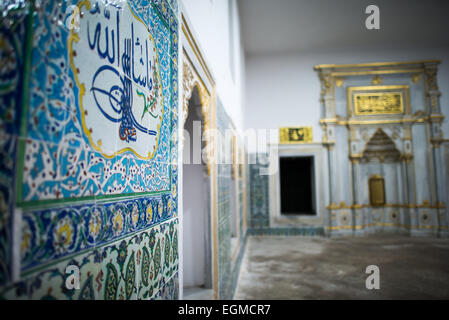 ISTANBUL, Turchia / Türkiye (Türkiye) — la Moschea Harem (Harem Mescidi) del Palazzo Topkapi fu costruita nel XVII secolo come sala di preghiera per la madre del sultano, le figlie e la prima consorte, così come per le donne anziane dell'harem. L'Harem imperiale era il santuario interno del Palazzo Topkapi dove vivevano il sultano e la sua famiglia. Situato su una penisola affacciata sullo stretto del Bosforo e sul Corno d'Oro, il Palazzo Topkapi fu la residenza principale dei sultani ottomani per circa 400 anni (1465-1856) del loro regno di 624 anni. Foto Stock