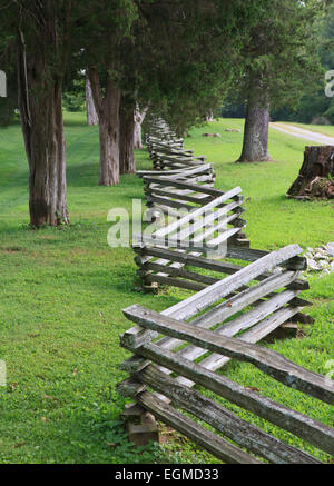 Recinzione in legno lungo una strada (Abraham Lincoln Birthplace National Historic Site) Foto Stock