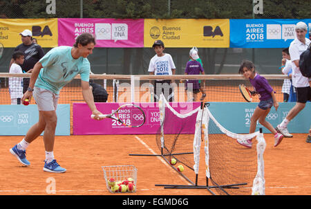 Buenos Aires, Argentina. 26 Febbraio, 2015. Lo spagnolo giocatore di tennis Rafael Nadal (L) gioca a tennis con una ragazza durante un tennis clinic in Buenos Aires, Argentina, Feb 26, 2015. Credito: Martin Zabala/Xinhua/Alamy Live News Foto Stock