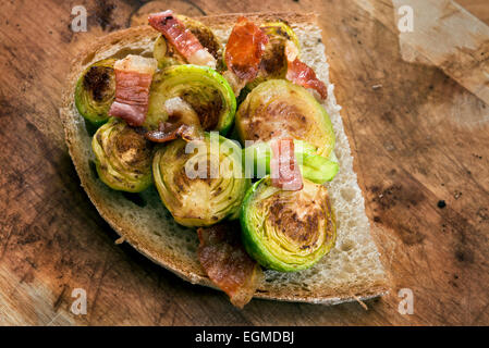 Grigliata di cavolini di Bruxelles con pancetta Foto Stock