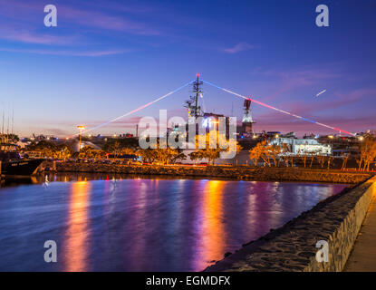 Vista del porto di tonno zona di notte. Luci che riflettono fuori dell'acqua. San Diego, California, Stati Uniti. Foto Stock