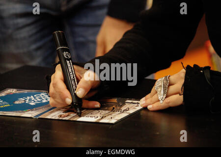 Il cantautore italiano Irene Grandi segni dell'album dei suoi fan sono stati da lei appena tornati dal Festival di Sanremo. Essa introduce il suo ultimo album intitolato 'Onu vento senza nome' alla libreria Mondadori © Elena Aquila/Pacific Press/Alamy Live News Foto Stock