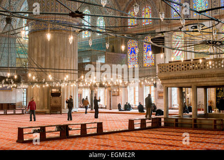 ISTANBUL, Turchia / Türkiye - le decorazioni ornamentali all'interno della sala di preghiera della Moschea Blu di Istanbul. Mentre è ampiamente conosciuta come Moschea Blu per le sue piastrelle interne, il nome formale della moschea è Moschea del Sultano Ahmed (o Sultan Ahmet Camii in turco). Fu costruito tra il 1609 e il 1616 durante il regno del sultano Ahmed I. Foto Stock