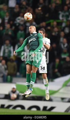 Lisbona. 26 Febbraio, 2015. Sporting di Islam Slimani (anteriore) il sistema VIES per la palla con il Wolfsburg Ricardo Rodriguez durante la UEFA Europa League round di 32 seconda gamba match tra Sporting Clube de Portugal e VfL Wolfsburg al Jose Alvalade stadium di Lisbona, Portogallo nel febbraio 26, 2015. Credito: Zhang Liyun/Xinhua/Alamy Live News Foto Stock