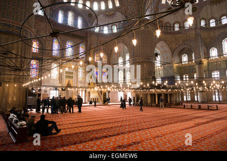 ISTANBUL, Turchia / Türkiye - le decorazioni ornamentali all'interno della sala di preghiera della Moschea Blu di Istanbul. Mentre è ampiamente conosciuta come Moschea Blu per le sue piastrelle interne, il nome formale della moschea è Moschea del Sultano Ahmed (o Sultan Ahmet Camii in turco). Fu costruito tra il 1609 e il 1616 durante il regno del sultano Ahmed I. Foto Stock