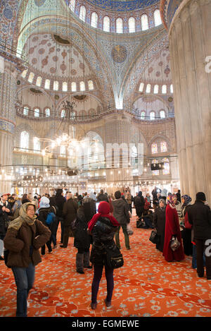 ISTANBUL, Turchia / Türkiye - le decorazioni ornamentali all'interno della sala di preghiera della Moschea Blu di Istanbul. Mentre è ampiamente conosciuta come Moschea Blu per le sue piastrelle interne, il nome formale della moschea è Moschea del Sultano Ahmed (o Sultan Ahmet Camii in turco). Fu costruito tra il 1609 e il 1616 durante il regno del sultano Ahmed I. Foto Stock